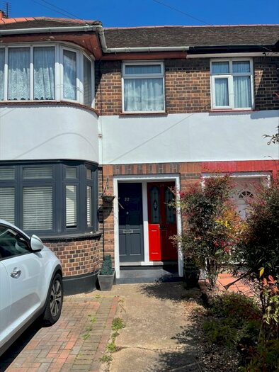 3 Bedroom Flat To Rent In Hollywood Road, Chingford, E4