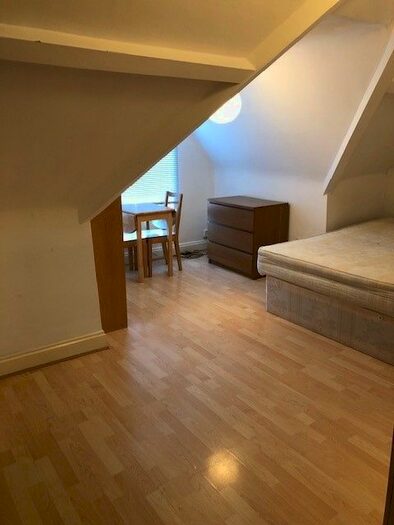 Studio To Rent In Walm Lane, London, NW2