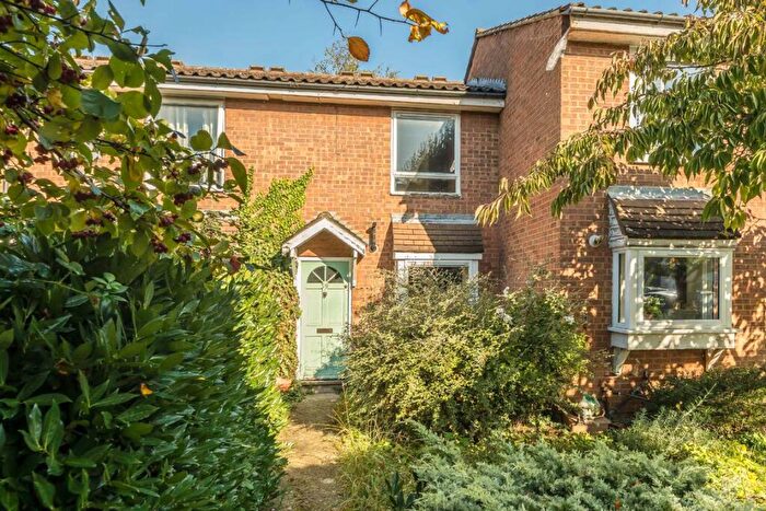 2 Bedroom House For Sale In Arundel Close, Between The Commons, SW11