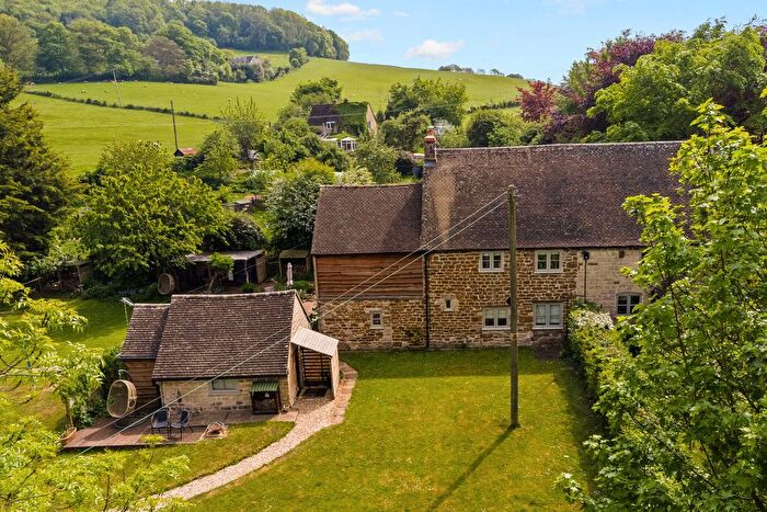 4 Bedroom Semi-Detached House For Sale In Standish Park, Stonehouse, GL10