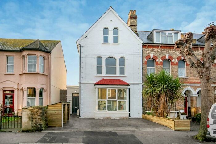 2 Bedroom Flat To Rent In Birchanger Road, South Norwood, SE25