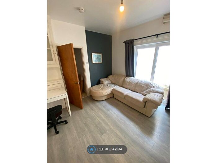 2 Bedroom Flat To Rent In Whitchurch Road, Cardiff, CF14