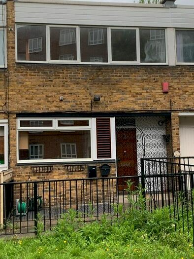 3 Bedroom Maisonette To Rent In Elton Place, London, N16