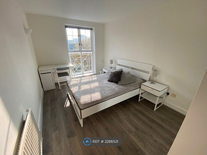 2 Bedroom Flat To Rent In Kingsbridge Court, London, E14