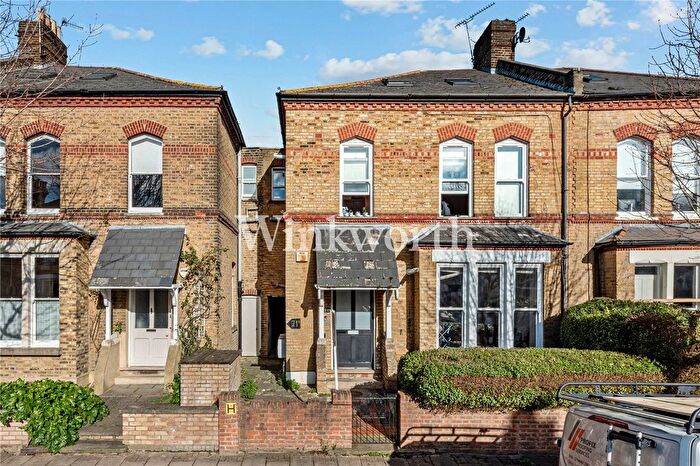 3 Bedroom Flat For Sale In Finsbury Park Road, London, N4