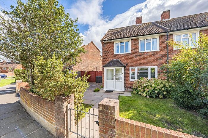 2 Bedroom Semi-detached House For Sale In Redlees Close, Old Isleworth, TW7