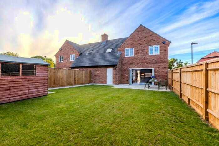 3 Bedroom Semi-Detached House To Rent In Hinman Copse, RG42