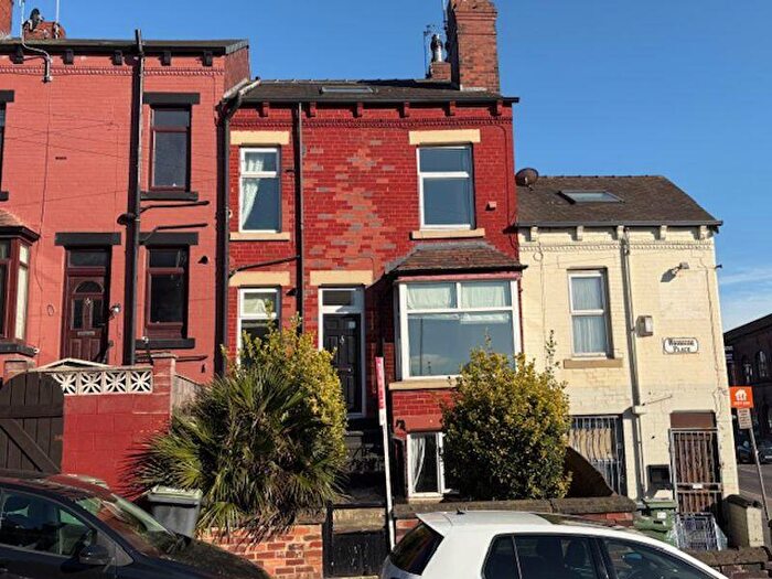 2 Bedroom Terraced House For Sale In Woodside Place, Leeds, LS4
