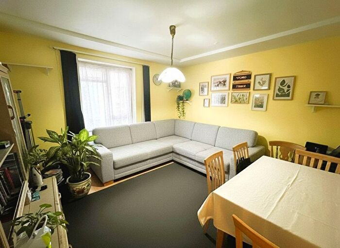 3 Bedroom Maisonette For Sale In Brants Walk, Hanwell, W7