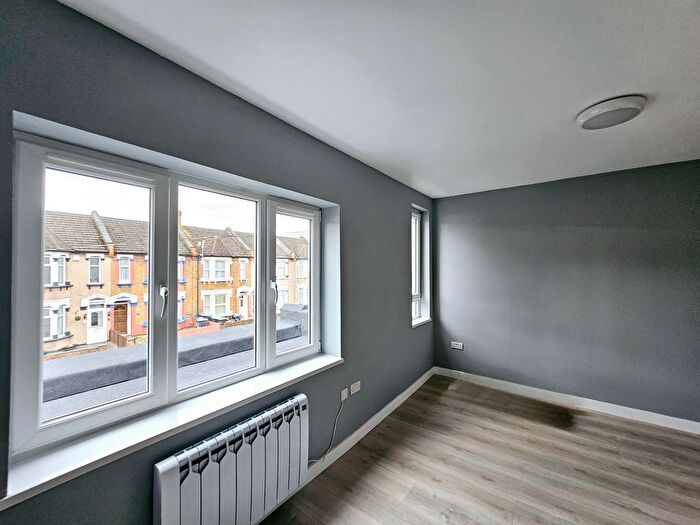 1 Bedroom Studio To Rent In South Street, Enfield, EN3