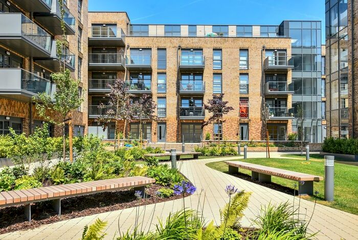 3 Bedroom Flat To Rent In Alwen Court, London, SE1