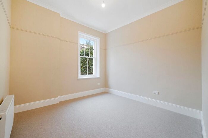 3 Bedroom Flat To Rent In Salusbury Road, London, NW6