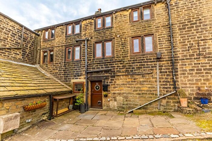 4 Bedroom End Of Terrace House For Sale In Paris, Scholes, Holmfirth, HD9