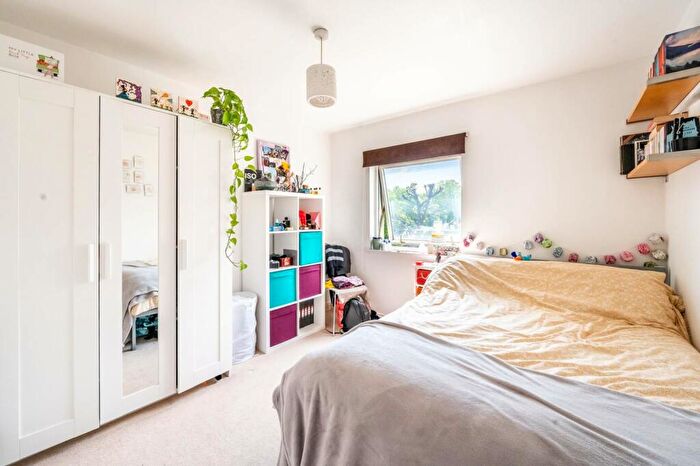 2 Bedroom Flat To Rent In Lavender Hill, Battersea, London, SW11