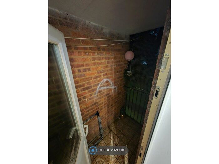 1 Bedroom Flat To Rent In Windsor Drive, High Wycombe, HP13