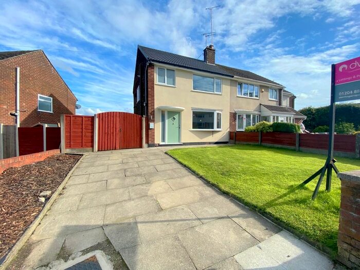 3 Bedroom Semi-Detached House To Rent In Fieldhead Avenue, Bury, BL8