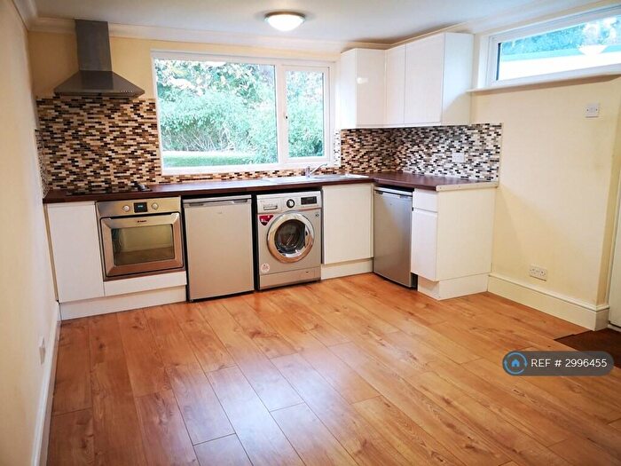 2 Bedroom Flat To Rent In Sunray Estate, Sandhurst, GU47