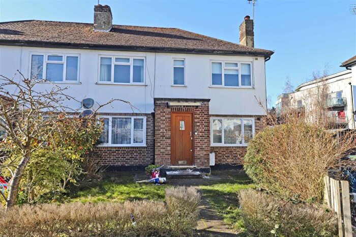 2 Bedroom Maisonette For Sale In Audley Court, Pinner, HA5