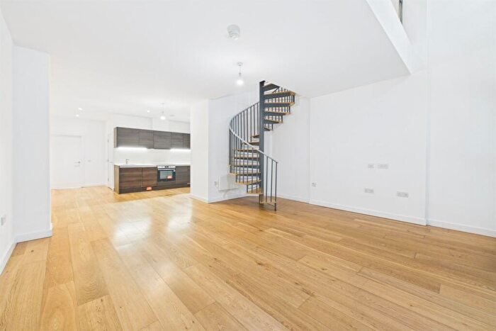 2 Bedroom Flat To Rent In Crampton Street, London, SE17