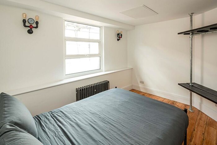 2 Bedroom Apartment For Sale In Southampton Way, London, SE5