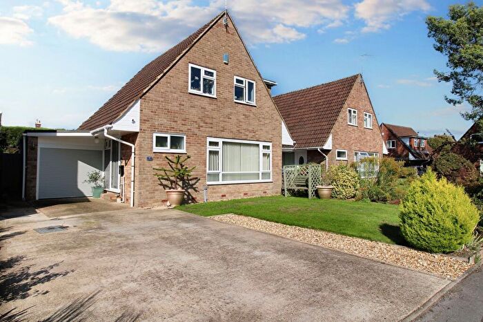 3 Bedroom Detached House For Sale In Saddlers Mead, Wilton, SP2