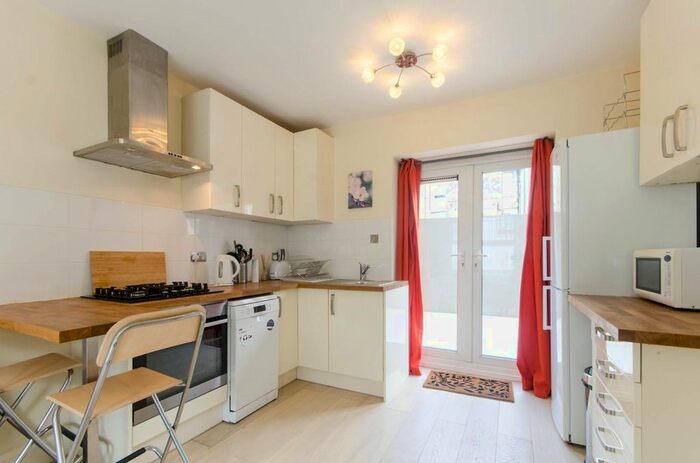 2 Bedroom Flat To Rent In Earls Court Gardens, Earls Court, London, SW5