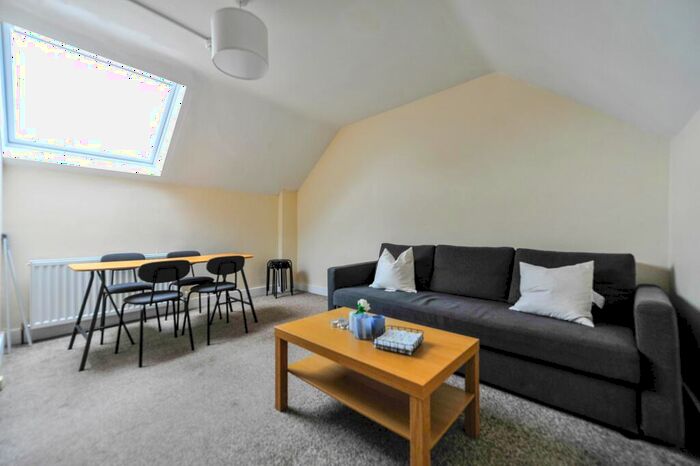 3 Bedroom Flat To Rent In Kingston Hill, Kingston, KT2