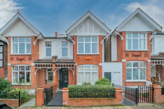 3 Bedroom Flat To Rent In Pendle Road, London, SW16