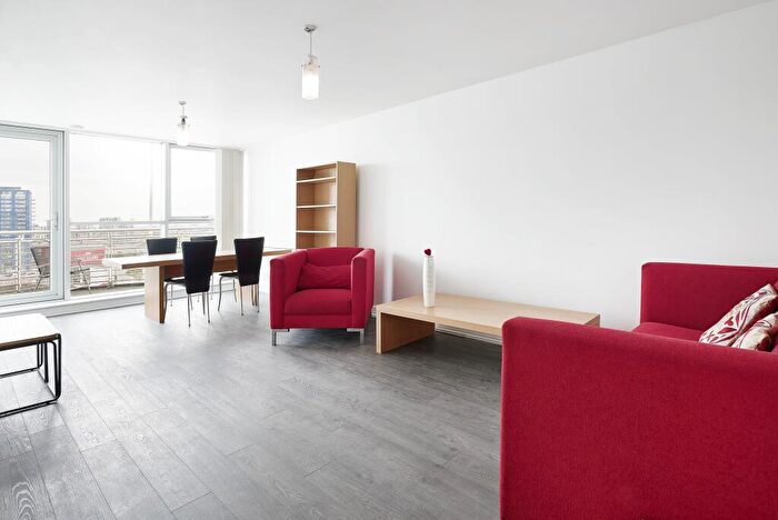 1 Bedroom Flat To Rent In Switch House, Blackwall Way, E14