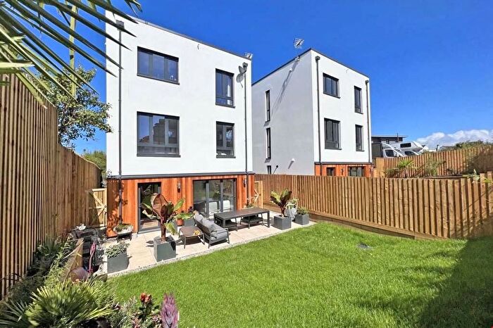 4 Bedroom Detached House To Rent In Pentire Avenue, Newquay, TR7