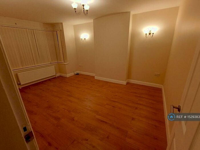 3 Bedroom Semi-Detached House To Rent In Ingram Road, Nottingham, NG6