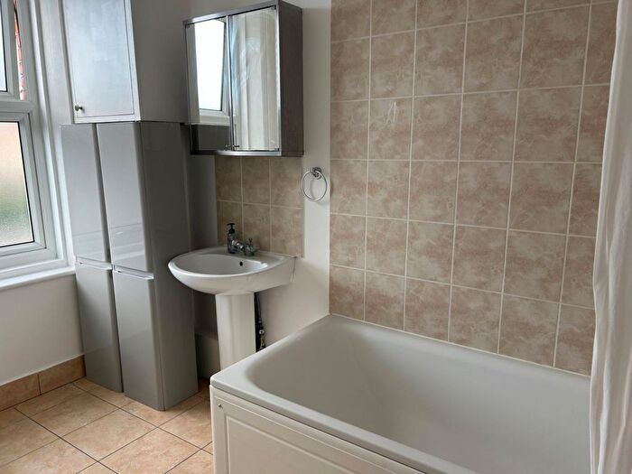 1 Bedroom Flat To Rent In The Broadway, Friern Barnet Road, Friern Barnet, N11