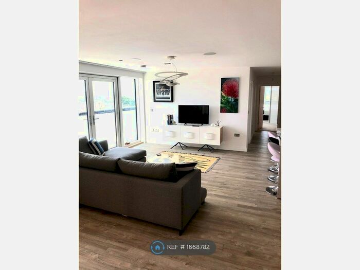 3 Bedroom Flat To Rent In Stanhope House, London, N20