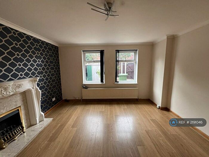 3 Bedroom Terraced House To Rent In Thornhill Road, Leeds, LS12