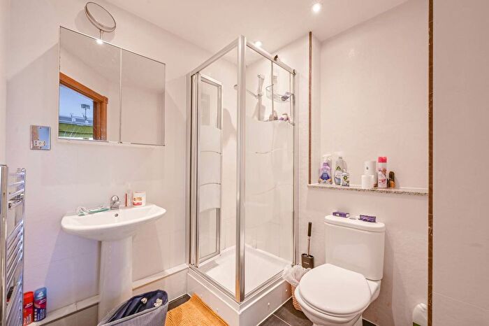 2 Bedroom Flat For Sale In Pancras Way, Bow, London, E3