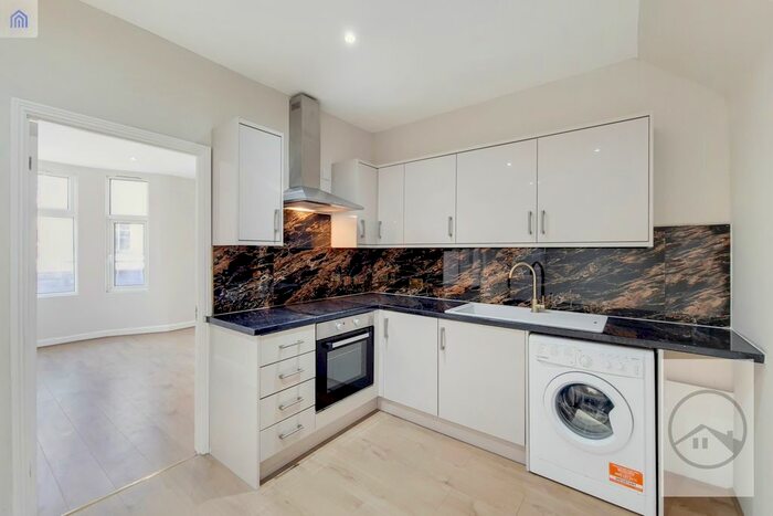 4 Bedroom Flat To Rent In Upper Tooting Road, Tooting Broadway, SW17