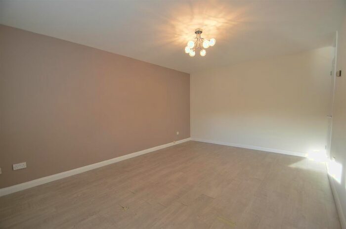 2 Bedroom Flat To Rent In Aylsham Drive, Ickenham, UB10