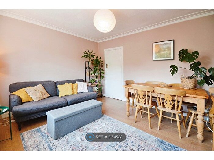 2 Bedroom Flat To Rent In Glyn Court, London, SW16