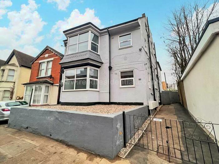 1 Bedroom Flat To Rent In Cranleigh Drive, Leigh On Sea, SS9