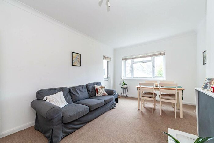 1 Bedroom Flat To Rent In St. John`s Hill, Clapham Junction, SW11