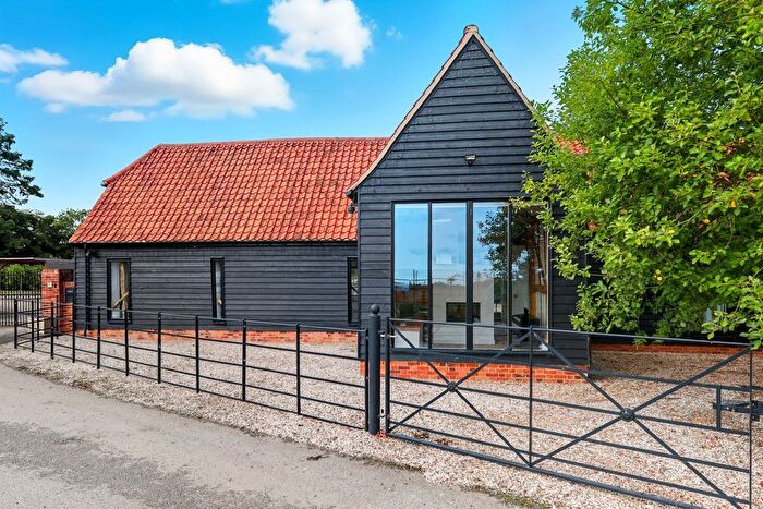 4 Bedroom Detached House For Sale In Buttleys Lane, Dunmow, CM6