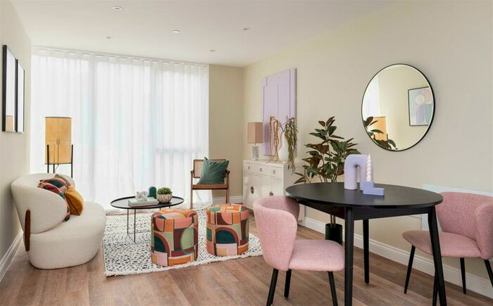 2 Bedroom Flat To Rent In Power Close, Guildford, GU1