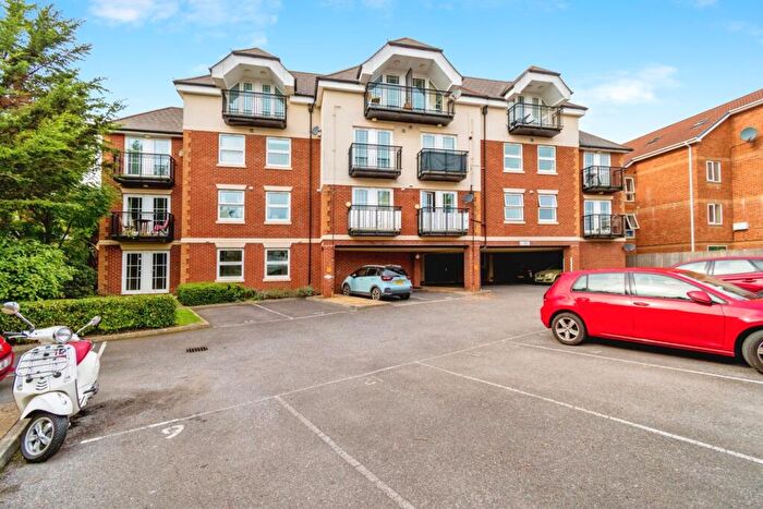 2 Bedroom Flat For Sale In Hill Lane, Southampton, Hampshire, SO15
