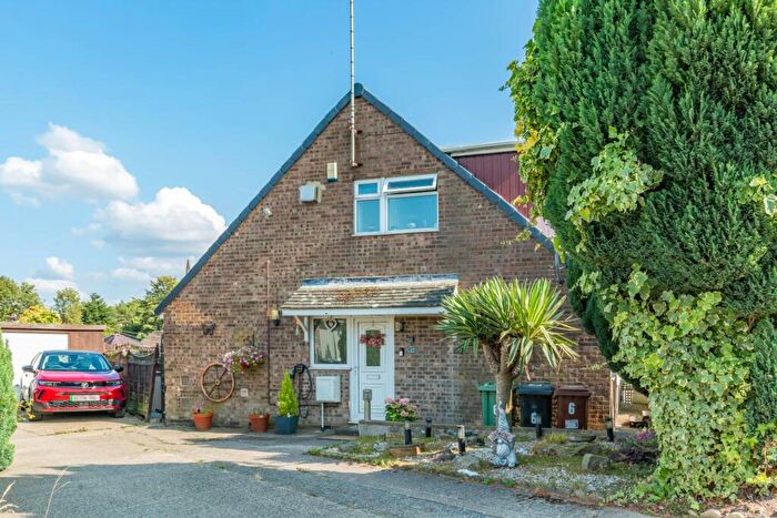 3 Bedroom Semi-Detached House For Sale In Foster Close, Morley, LS27