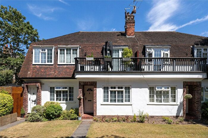 2 Bedroom Flat For Sale In Park Close, Middlesex, TW12