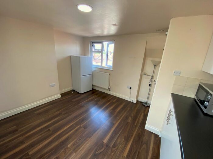 Studio To Rent In Empress Ave, Ilford, IG1