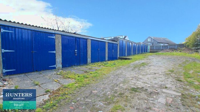 Garage / Parking To Rent In Acre Avenue, Bradford, BD2