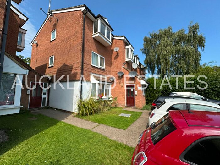 1 Bedroom Flat To Rent In Poplar Grove, London, N11