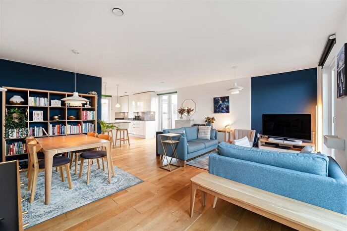 2 Bedroom Flat For Sale In Commerce Road, Brentford, TW8