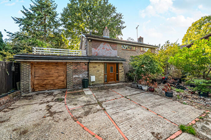 3 Bedroom Detached House For Sale In Cobbett Close, Crawley, West Sussex, RH10